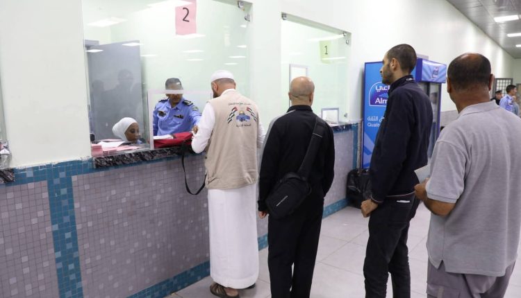 بالصور الأمن العام: يقدم أفضل الخدمات لاستقبال الحجاج العائدين والتسهيل عليهم