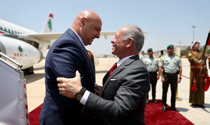 الملك يستقبل الرئيس اللبناني لدى وصوله المملكة