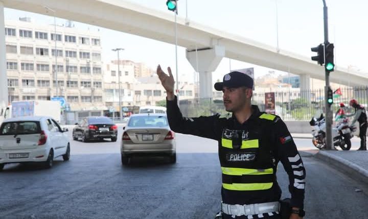 حادث انقلاب صهريج  يتسبب بتحويل مؤقت لحركة السير في شارع الشعب
