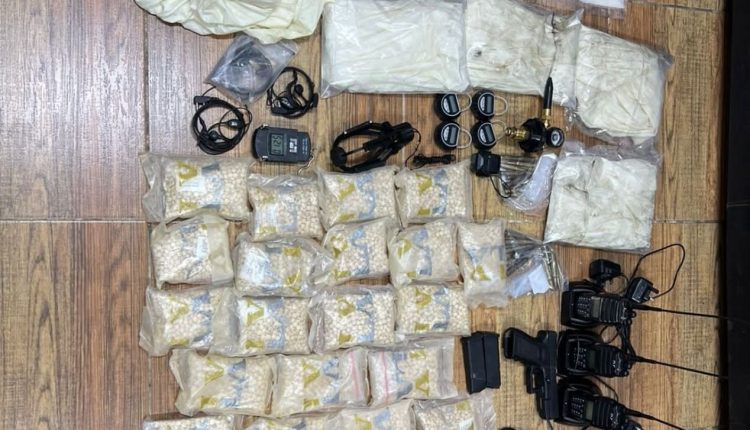 القبض على ثلاثة أشخاص في العقبة يرتبطون بعصابات إقليمية لتهريب المخدرات بواسطة البالونات والمناطيد الموجهة لدول الجوار وتضبط بحوزتهم مجموعة من البالونات و 20 ألف حبة مخدرة وأسلحة نارية