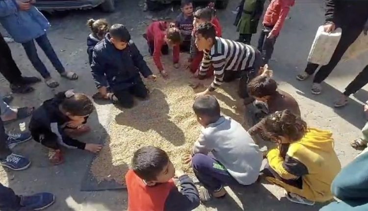 “الأونروا”: جياع بغزة أُجبروا على الزحف وسط إطلاق نار كثيف للاحتلال