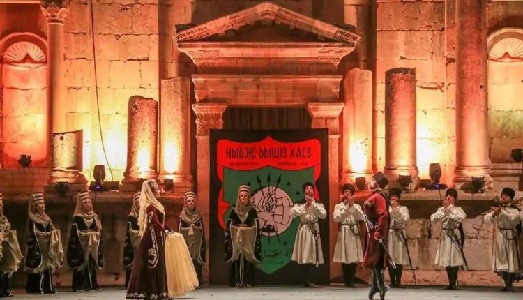 الأكثر مشاركة في مهرجان جرش  فرقة “نادي الجيل” تقدم فلكلور وتراث الشركس على المسرح الجنوبي