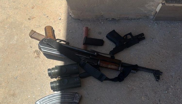 عملية نوعية في الرويشد: القبض على مطلوب خطير متورط بتهريب المخدرات عبر “المناطيد” وضبط أسلحة