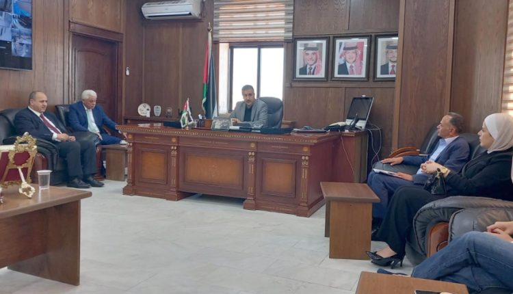 بحث ترتيبات إطلاق مركز خدمات النقل العام في مدينة السلط