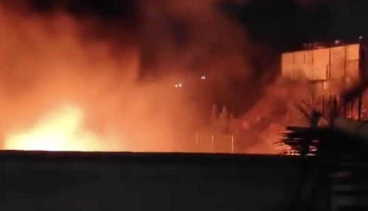 الامن جهود كبيرة للدفاع المدني في إخماد حريق مصنع مفروشات بالزرقاء ..