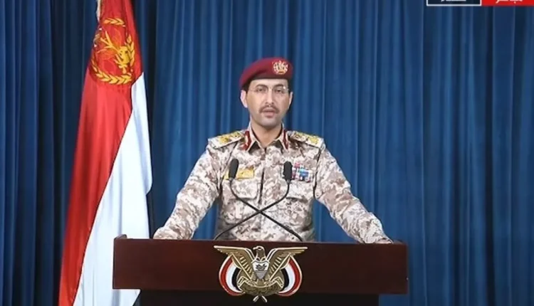 مصابان ومفقودان باستهداف سفينة قرب الحديدة وغرق أخرى بهجوم للحوثيين