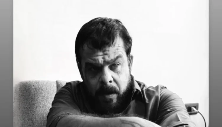الفنان منذر رياحنه يعود بقوة إلى الدراما الواقعية في أعوام الظلام