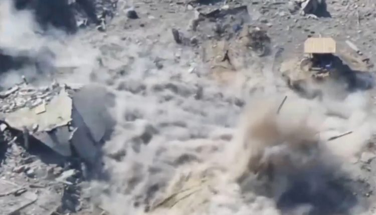 شاهد.. مقاوم فلسطيني يتسلل ويلقي عبوات داخل آلية إسرائيلية بشمال غزة