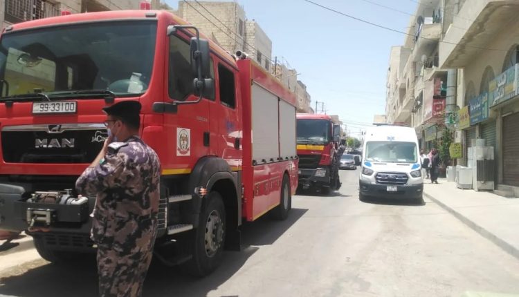 مادبا:  الدفاع المدني يخمد حريق  مركبة ديانا مُحملة بكراتين لإعادة التدوير