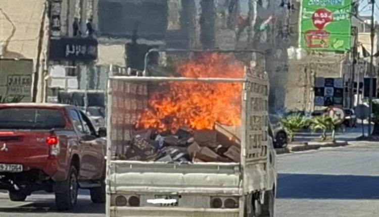 مادبا:  الدفاع المدني يخمد حريق  مركبة ديانا مُحملة بكراتين لإعادة التدوير