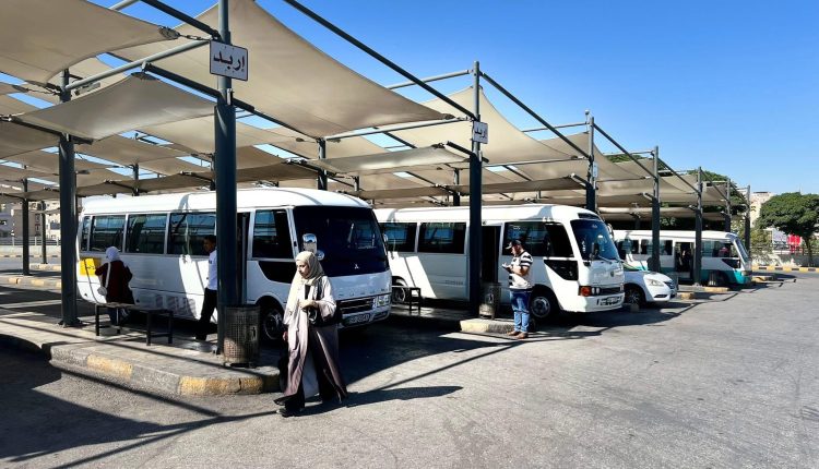 اللوزي يعلن بدء تشغيل خط الكرك – عمّان ضمن مشروع مراكز المحافظات