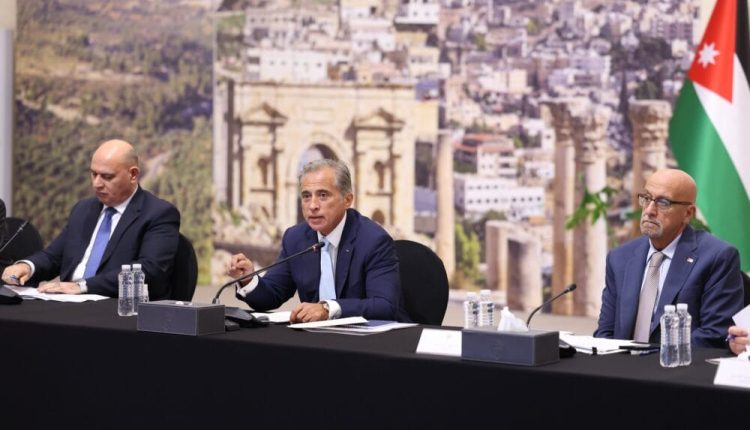 رئيس الوزراء: ورشات العمل في الديوان الملكي حول رؤية التحديث الاقتصادي تهدف لإدخال أي تطورات ومستجدات ضرورية لتفعيل وتحفيز القطاعات المختلفة