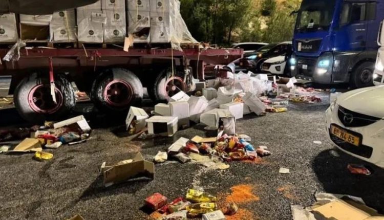 مستوطنين إسرائيليين يعتدون على قافلة مساعدات اردنية  في طريقها إلى غزة