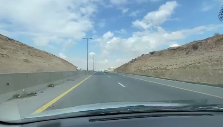 إغلاق السير أعلى طريق الـ 100 لمدة ساعة كاملة لسقوط حمولةشاحنة