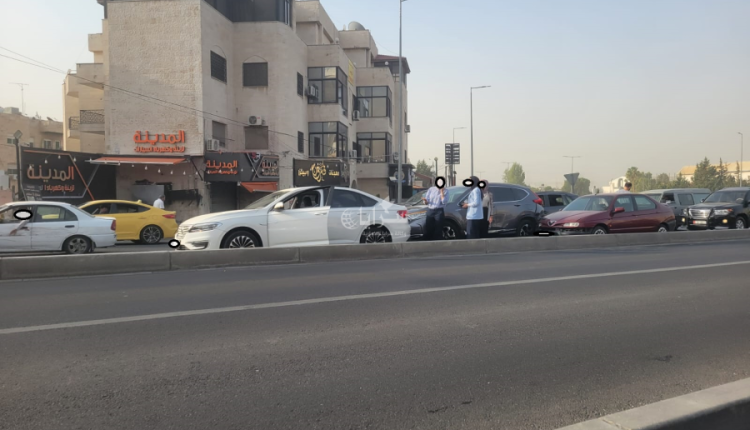 حادث تصادم بين عدد من المركبات بشارع المدينة الرياضية