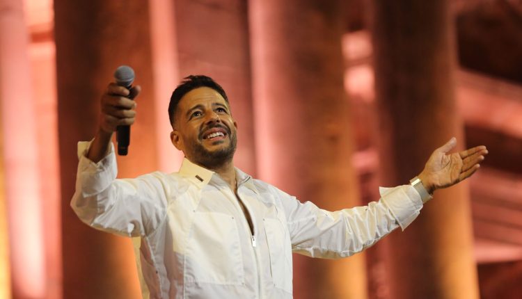 محمد حماقي وليلة غناء مصرية مميزة على المسرح الجنوبي في جرش