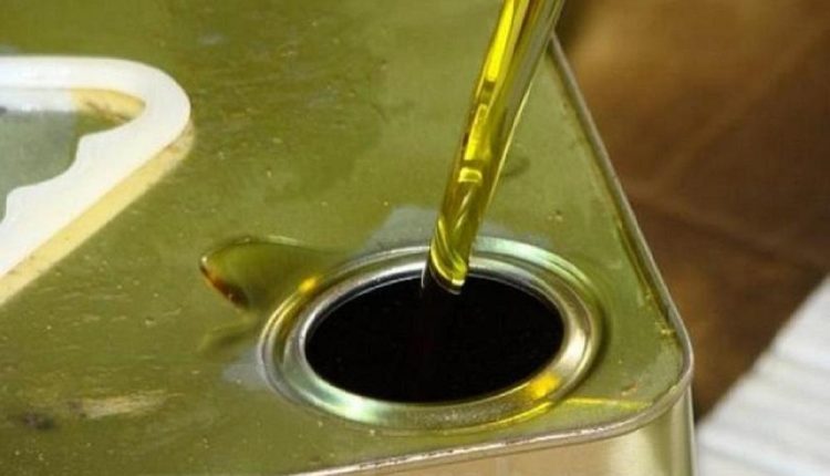 ضبط شحنة زيت مغشوش بالكرك.. والتاجر يلوذ بالفرار تاركًا مركبته خلفه