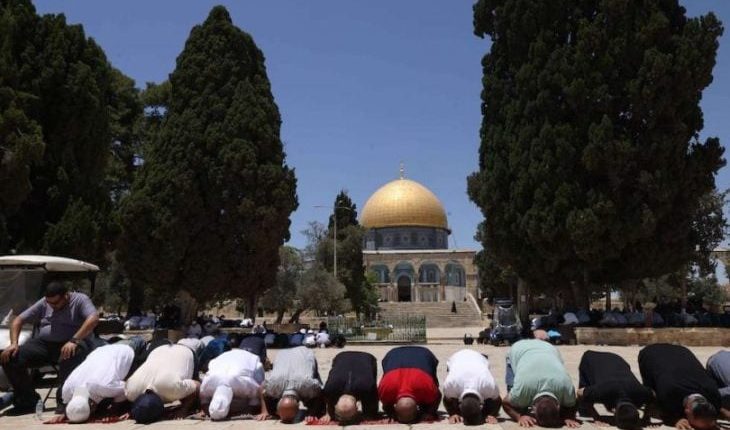 45 ألفا يؤدون صلاة الجمعة في المسجد الأقصى