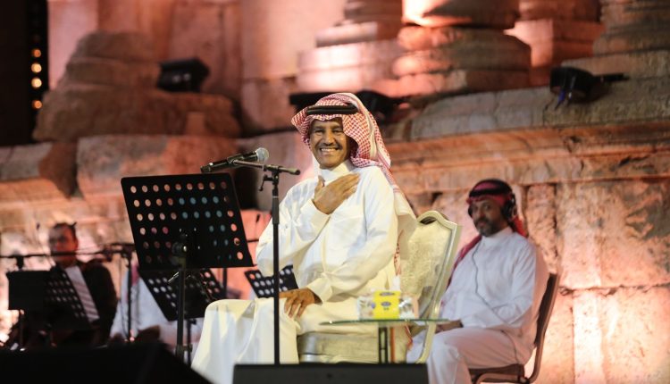 جمهوره احتشد قبل حفلته بساعات  خالد عبد الرحمن يتناوب أغانيه مع جمهوره العربي الذي ملأ مدرجات الجنوبي