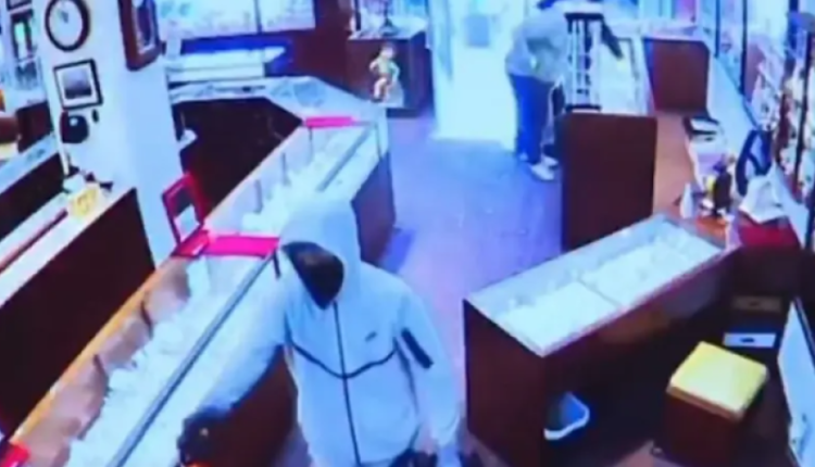 سرقوا مجوهرات بـ 2 مليون دولار في دقيقتين .