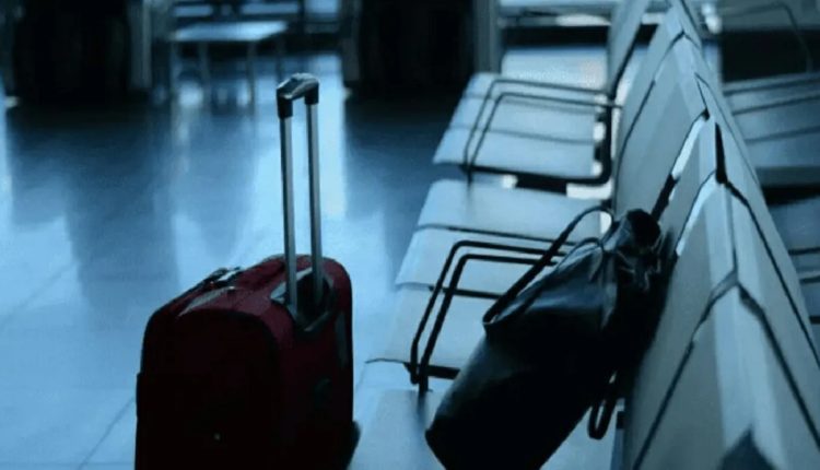 القبض على أم تركت طفلتها في حقيبة سفر داخل حافلة