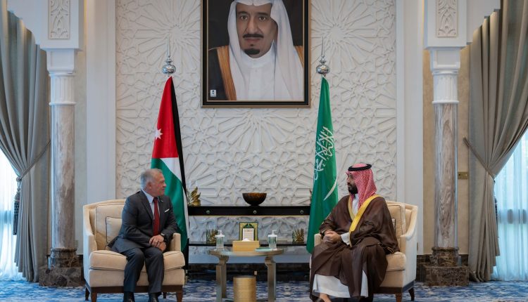 الملك يبحث مع ولي العهد السعودي التطورات في غزة والضفة الغربية