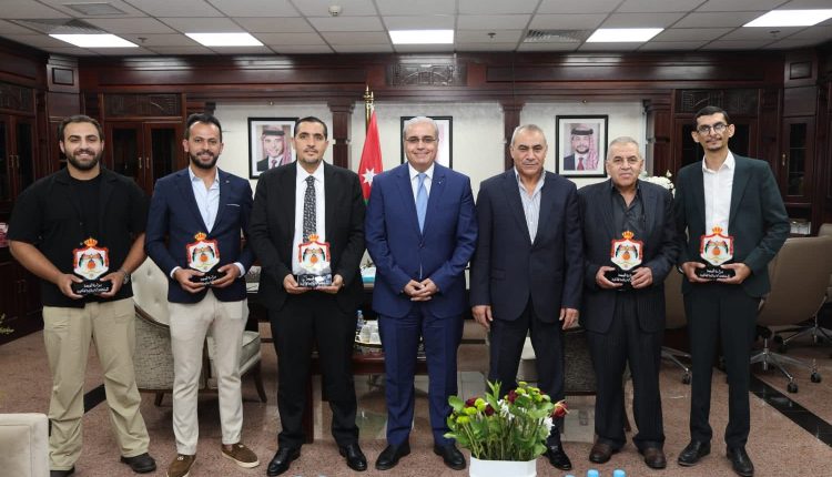 وزير الصحة: الموظف المميز مكانه “التكريم”  لدى تكريمه الفريق الطبي في “البشير” لنجاحه في إعادة زراعة ذراع مبتورة لطفلة
