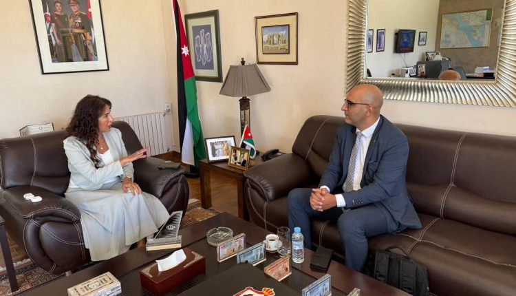 سفيرة الاردن لدى المغرب تستقبل في مقر السفارة بالرباط، مدير الملكية الأردنية في المغرب