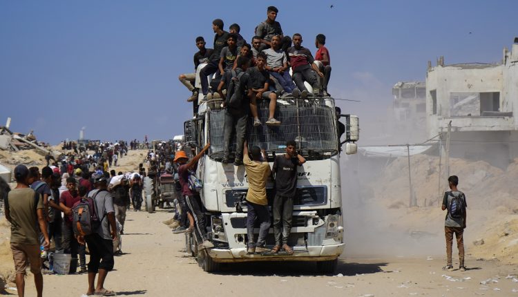 استشهاد 20 فلسطيني وعشرات الجرحى بانقلاب شاحنة على طالبي مساعدات بغزة