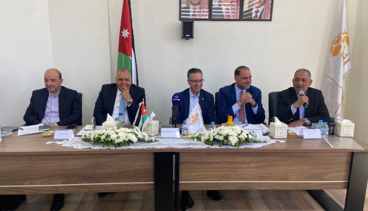 وزير الصناعة والتجارة يلتقي المستثمرين في مدينة مادبا الصناعية.