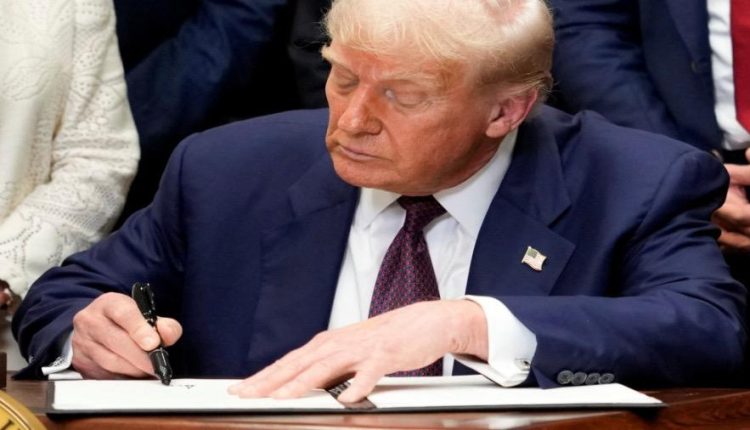 الرئيس الامريكي يفرض رسوما جمركية على عشرات الدول