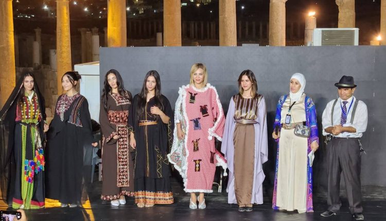 بني ياسين يكرم فنانين تشكيليين شاركوا في مهرجان جرش