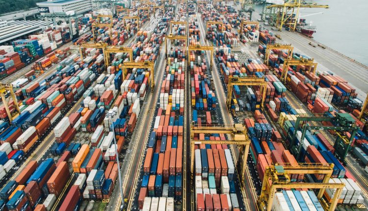 الولايات المتحدة تبدأ فرض التعرفات الجديدة على منتجات عشرات الدول