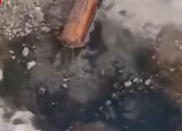 سائق صهريج نضح يفرغ حمولته في واد بإربد