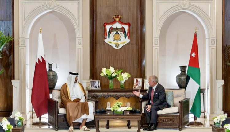 الملك لأمير قطر: سنواصل العمل سويا من أجل خدمة القضايا العربية والإسلامية