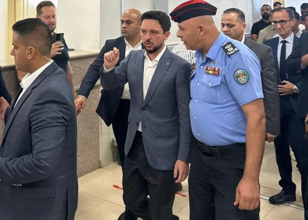 ولي العهد يتفقد قسم ترخيص غرب عمان
