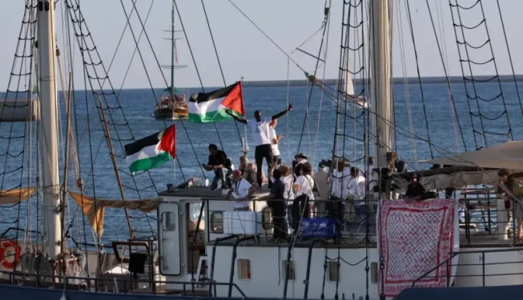 أسطول الصمود” يواصل الإبحار نحو غزة بعد طقس عاصف ببرشلونة