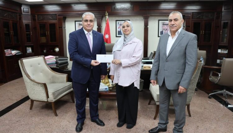 وزير الصحة يكرّم موظفة الخدمات في مستشفيات البشير تقديرا لأمانتها