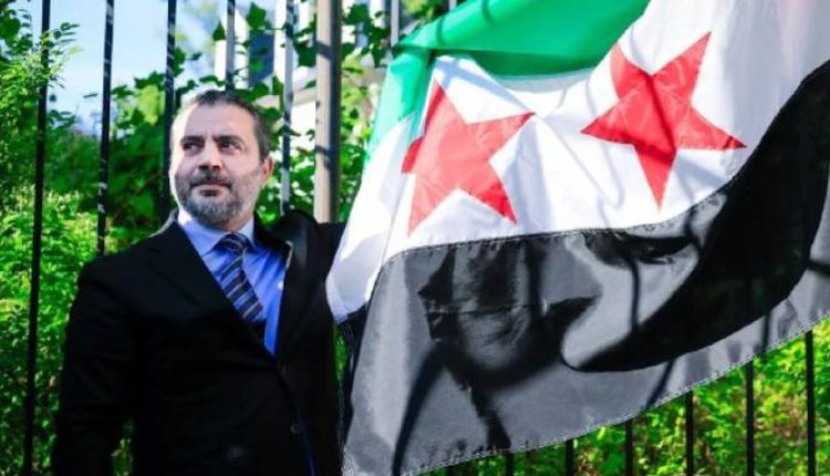 سوريا تعيد فتح سفارتها بواشنطن ووزير خارجيتها يرفع العلم الوطني
