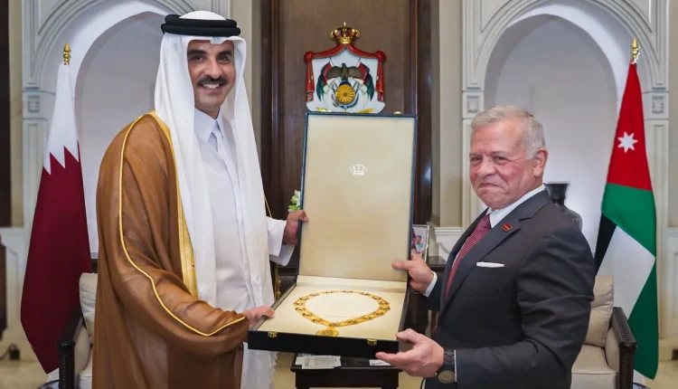 الملك يمنح الشيخ تميم قلادة الحسين بن علي
