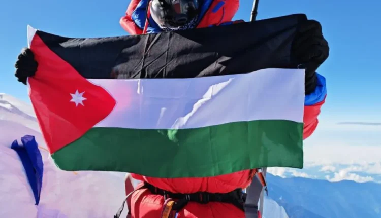 أردني يعتلي ثلاث قمم من أعلى جبال العالم