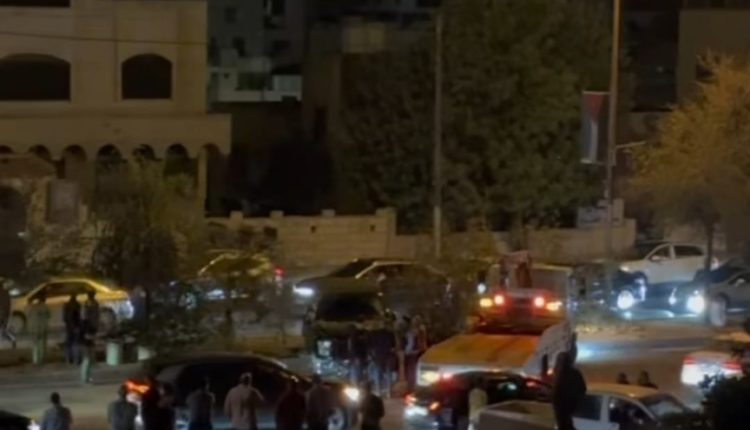 انقلاب مركبة يتسبب بأزمة سير خانقة قرب نفق الشعب
