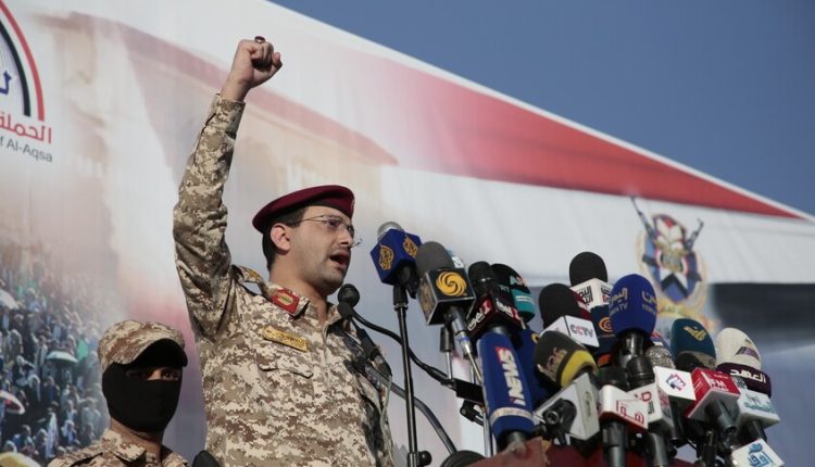 الحوثيون يتوعدون إسرائيل عقب هجوم دامٍ أسفر عن عشرات القتلى والجرحى