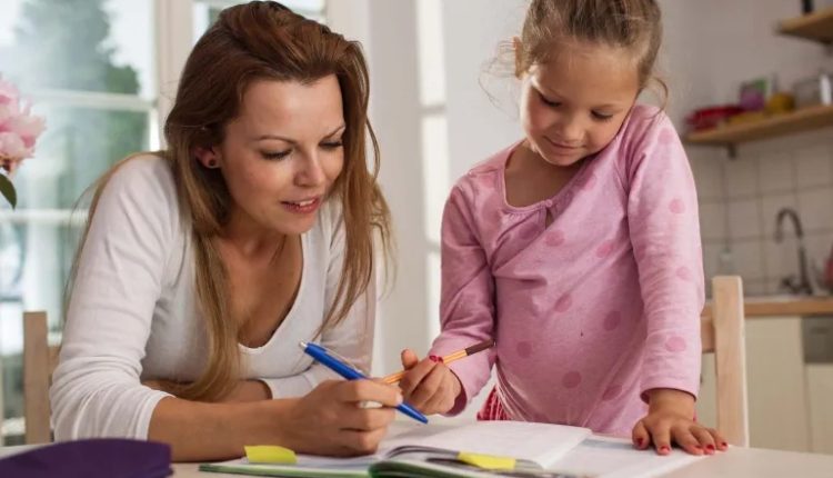 6 حيل ذكية لتشجيع ابنك على الدراسة والمذاكرة