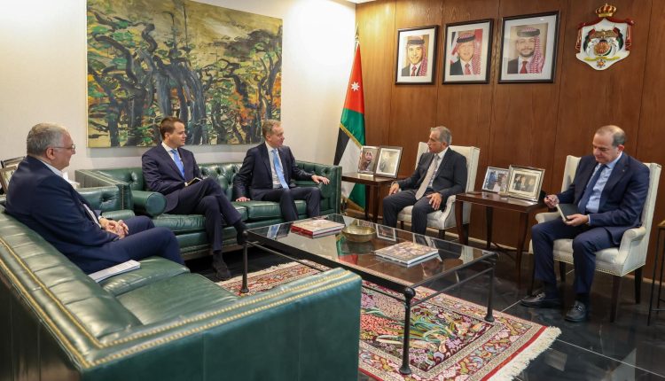 رئيس الوزراء يستقبل رئيس المنتدى الاقتصادي العالمي