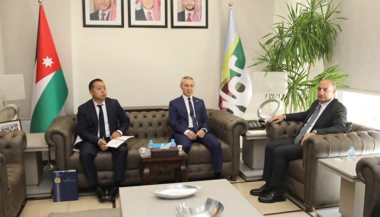 الشواربة يلتقي سفير كازاخستان ويبحث معه سبل التعاون
