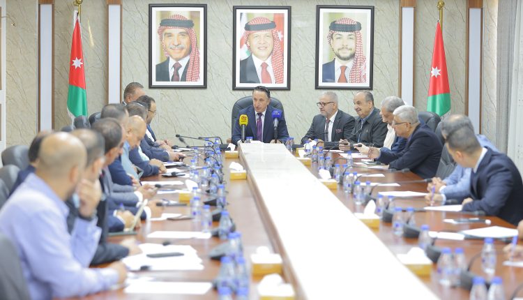 “البيئة والعمل النيابيتان” تبحثان تسهيل تراخيص المهن ومراقبة مصانع الأغذية