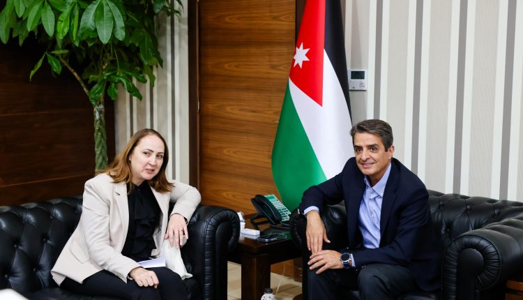 وزير الشباب يلتقي الأمينة العامة للجنة الوطنية لشؤون المرأة، ومركز الشفافية الأردني