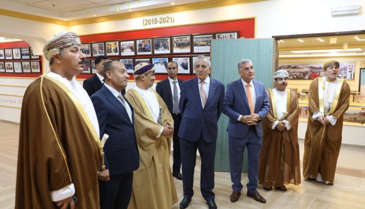 وزير الإعلام العماني  يزور المكتبة الوطنية ويطلع على الدور الثقافي والمعرفي