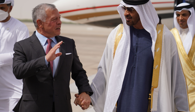 جلالة الملك عبدالله الثاني يصل أبو ظبي والشيخ محمد آل نهيان في مقدمة